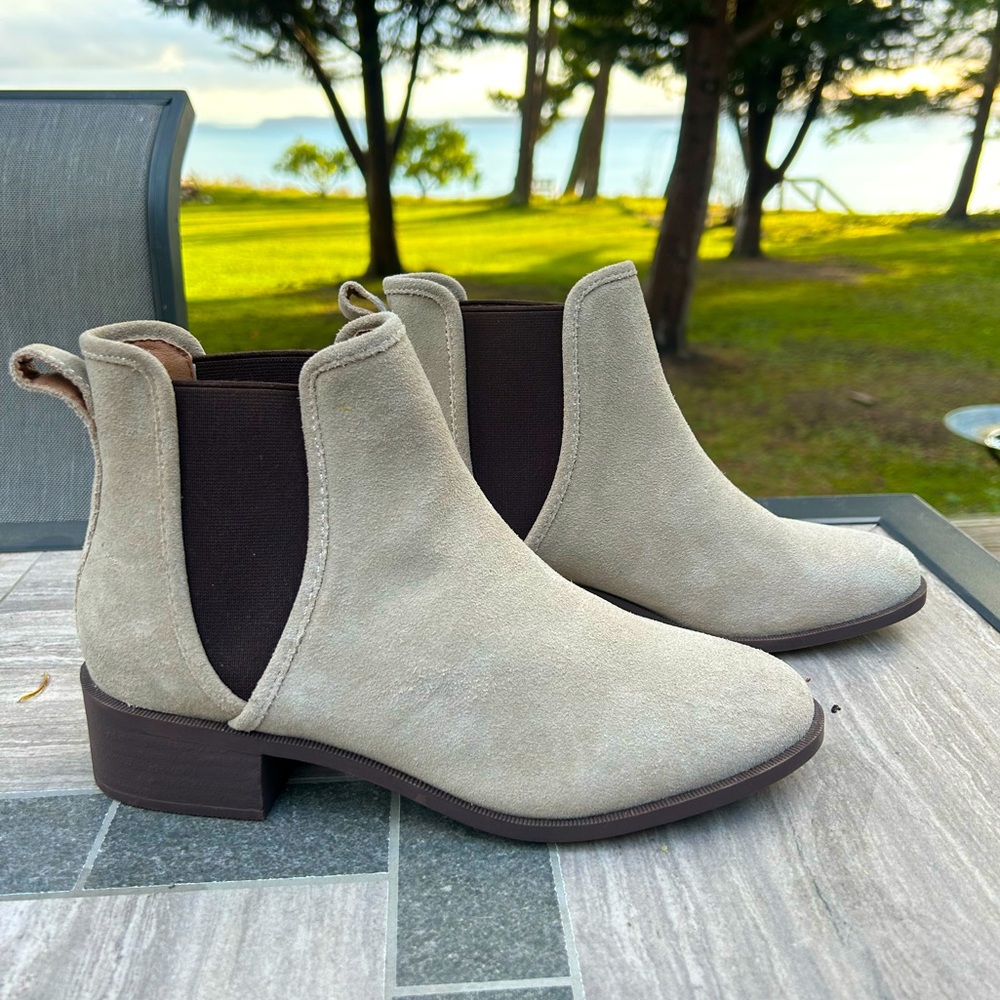 Steve madden ankle tan and black boots never worn!